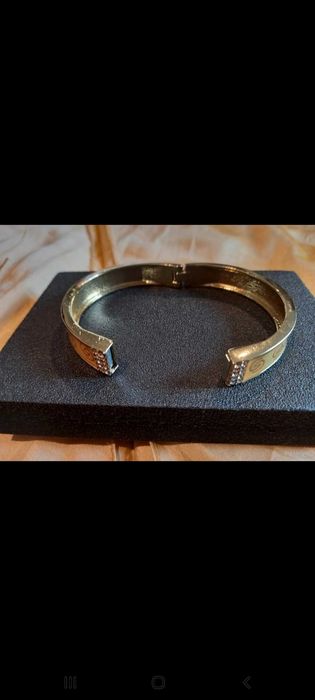 Pulseira dourada com íman - Oriflame