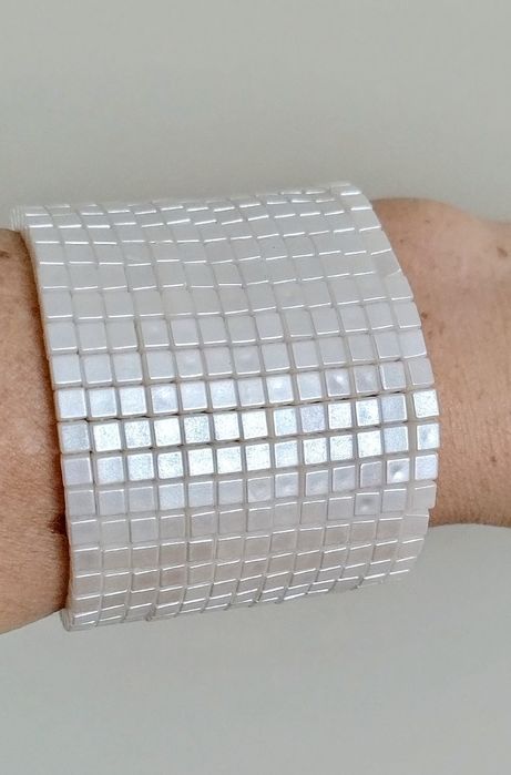 Szeroka,jasna bransoletka na gumce,imitacja masy perłowej