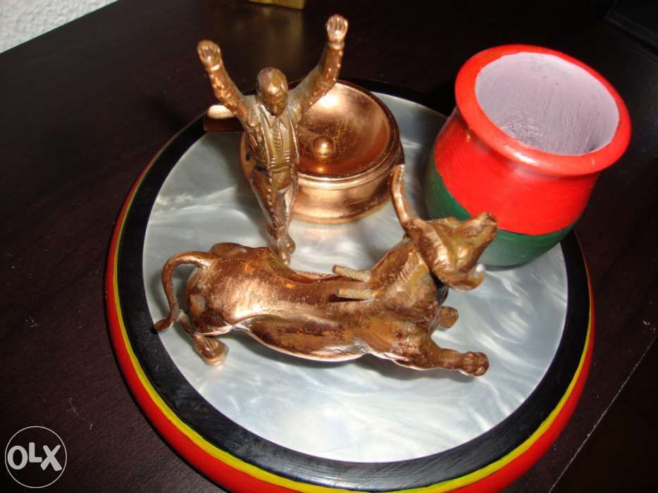 Cinzeiro com touro e toureiro