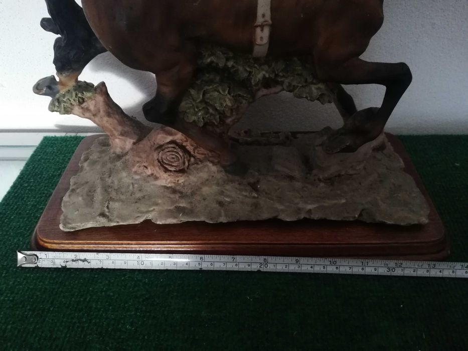 Estatueta com base de madeira