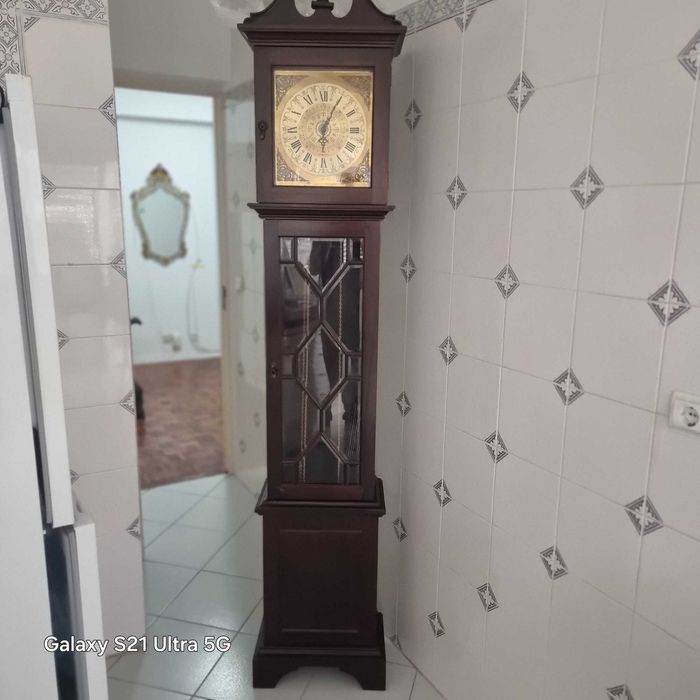 Relógio templos com três pesos de pêndulo antigo