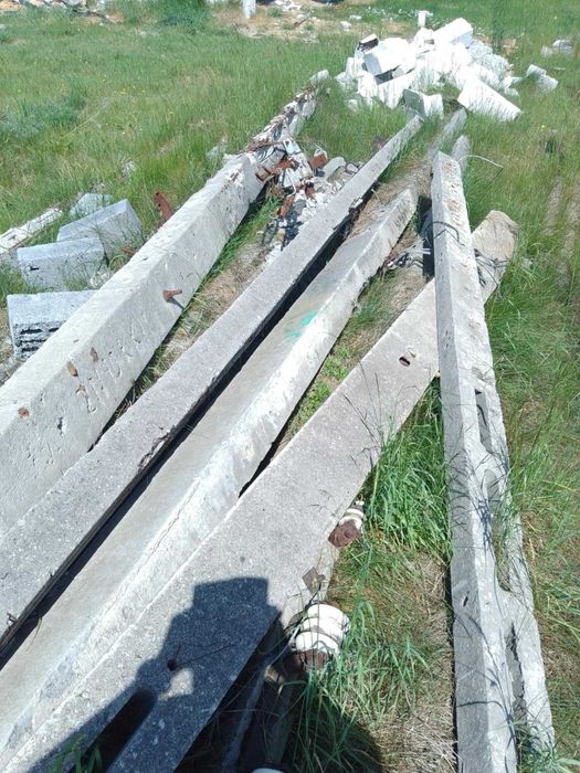 Słupy betonowe z prętami