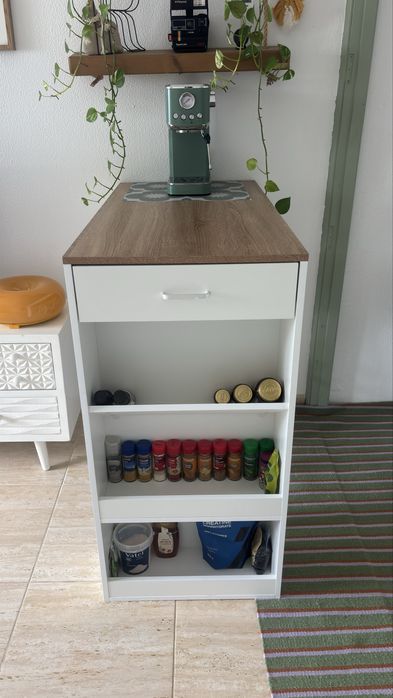 Bancada alta com arrumação + 2 bancos