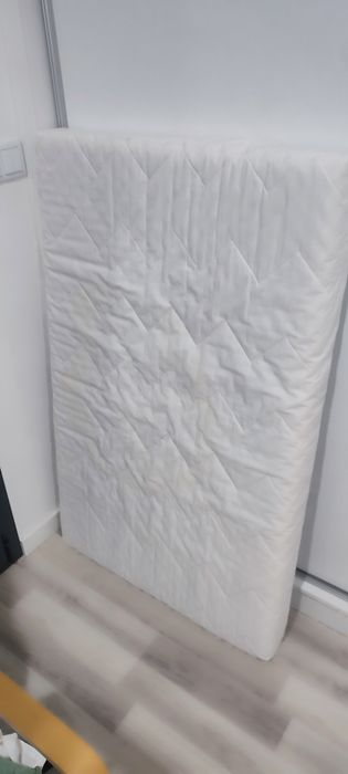 Cama extensível IKEA para menina