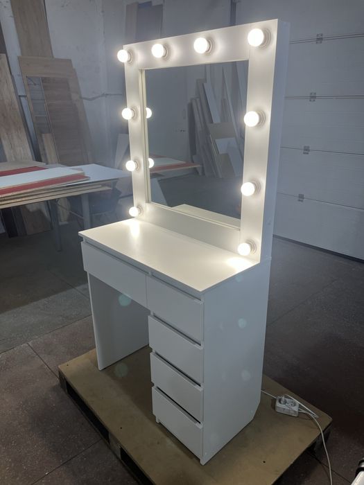 Туалетний столик з підсвіткою косметичний стіл дзеркало для макіяжу