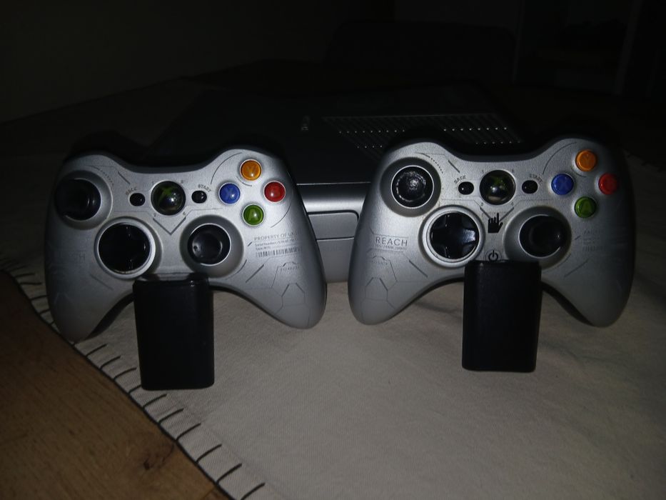 Xbox 360 S ,13 jogos Xbox,2 comandos Xbox.