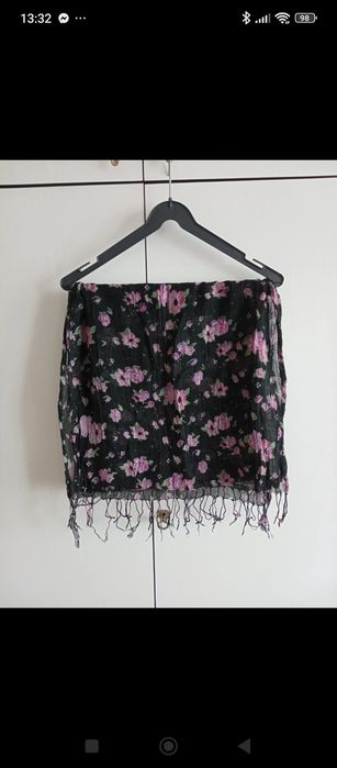 Czarna chusta w kwiatki