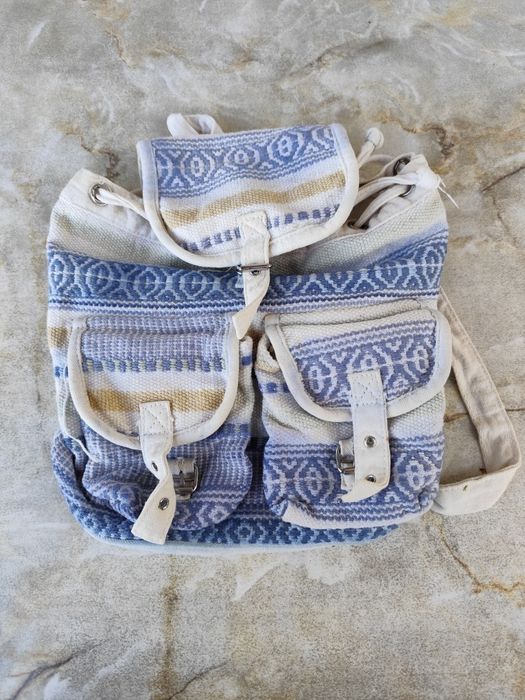 Mochila azul e branca
