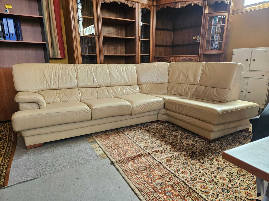 Sofá cama, de canto em pele - Com algum desgaste