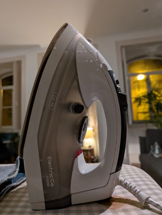 Ferro de Engomar 2200W - Eficiente e Funcional