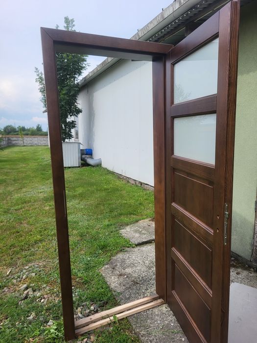 Drewniane drzwi wewnętrzne z futryną opaskową – sosna