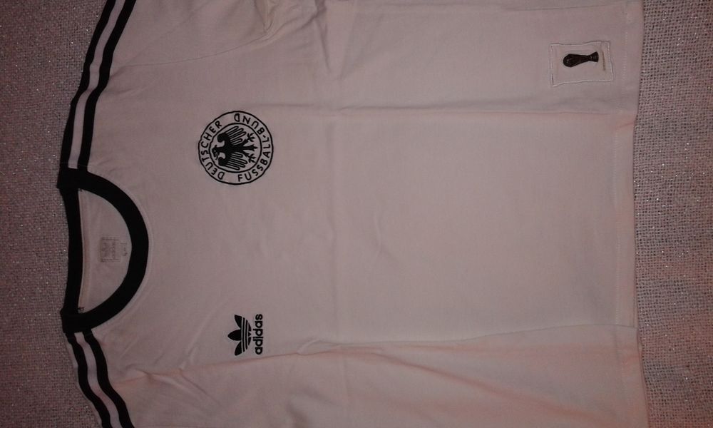 Camisola oficial Alemanha/RFA, marca adidas, modelo retro Mundial 1974, usada uma vez, tamanho M.
