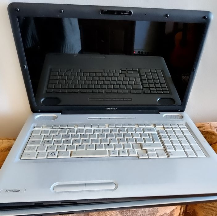 Computadores Toshiba e ASUS