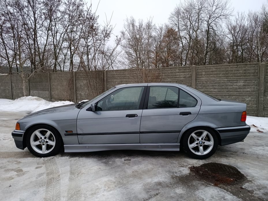 BMW E36 325 TDS  sedan