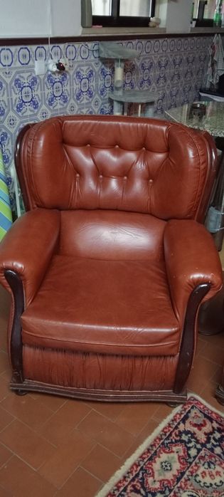 Sofá cama de 3 lugares e duas poltronas em pele