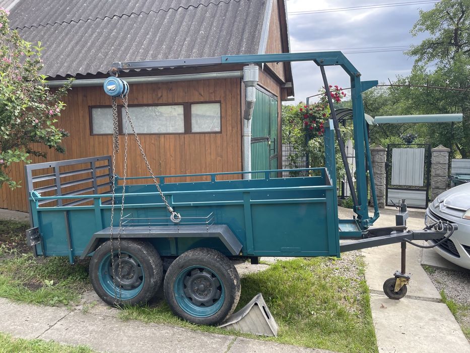 Причіп автомобільний самоскидний з підйомником трапом для господарства