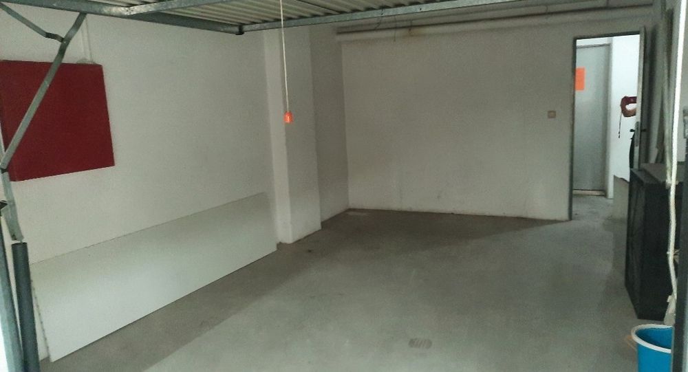Garagem Box Fechada com Portão Automático e Eletricidade – Rio de Mouro