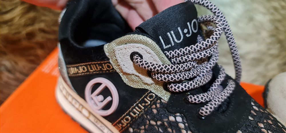Продам  кроссовки liu-jo  (made in  Italy)