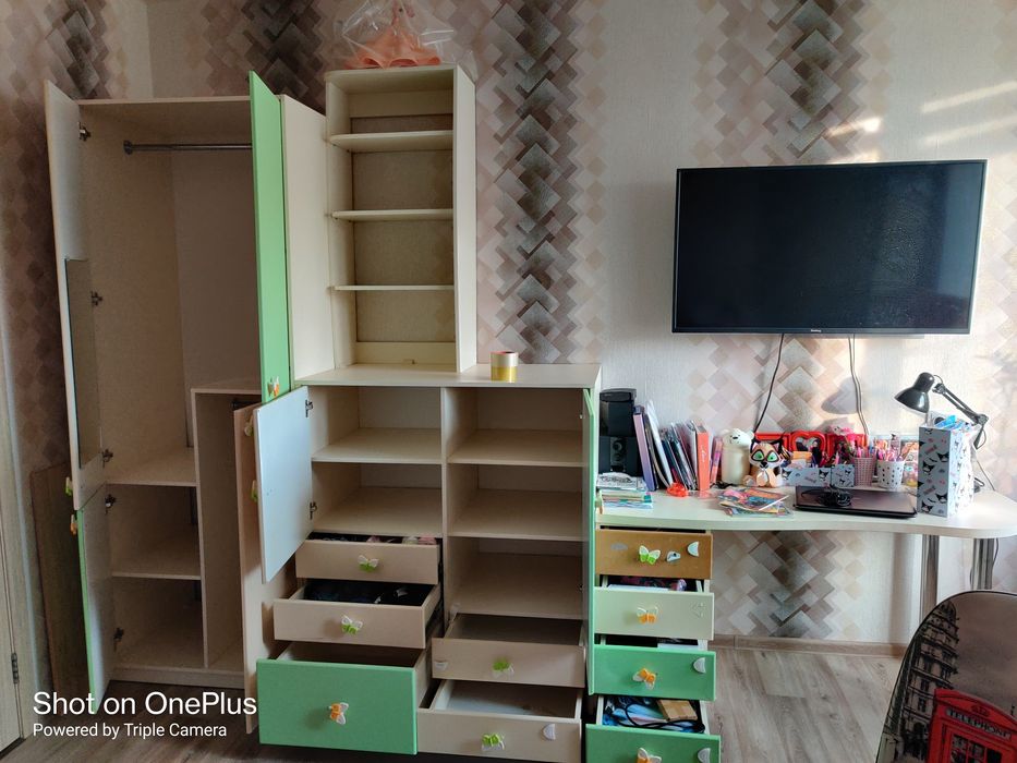 Продам шкаф, стол ,комод