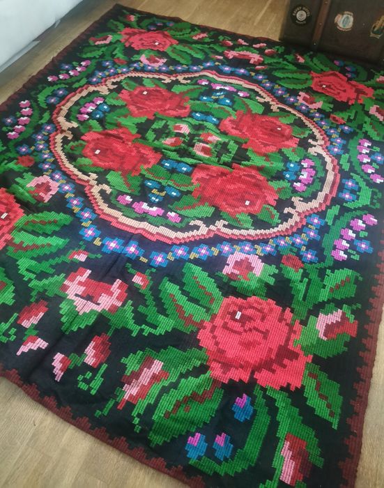 Ludowy dywan kilim w róże wełna