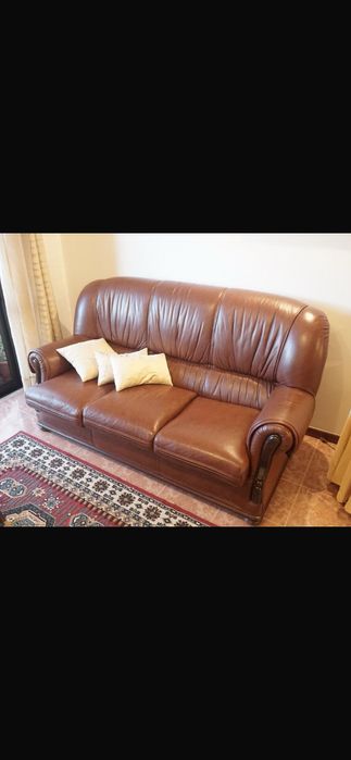 Sofá em pele 3 lugares com cama de casal