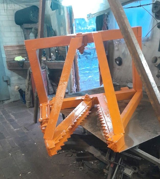 Корчувач Викорчовувач Корчеватель для лісу пнів на трактор ЮМЗ МТЗ Т4