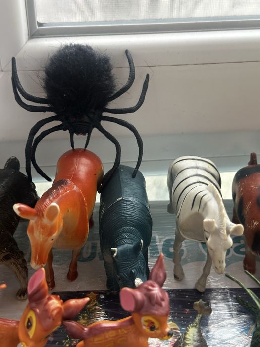 Фігурки тварин, птахів, динозаврів