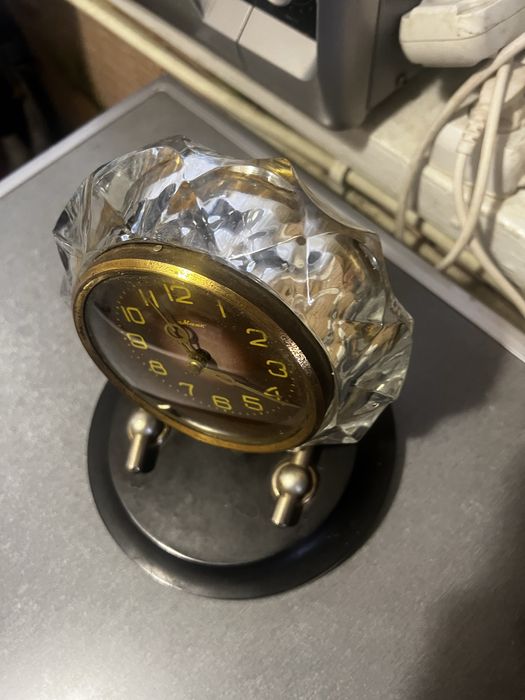 Часы маяк в хрустальном корпусе