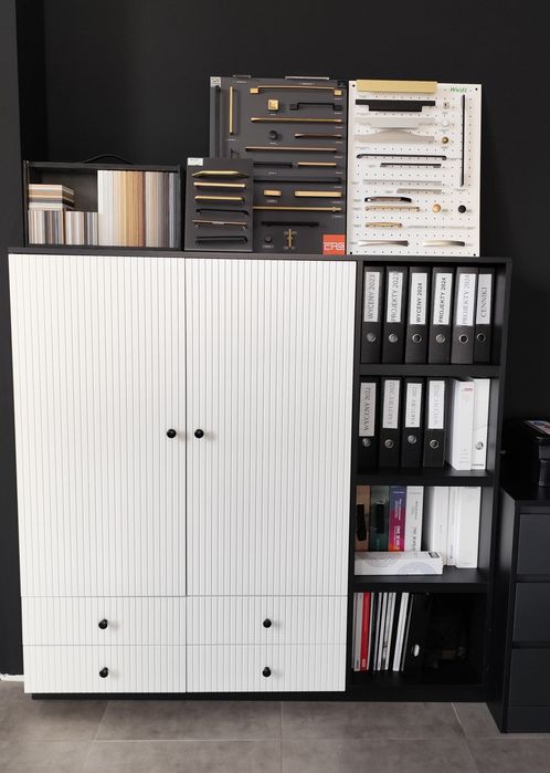 Regał z półkami i szufladami