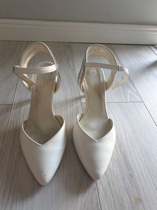 Ślubne buty, szpilki z perełkami.