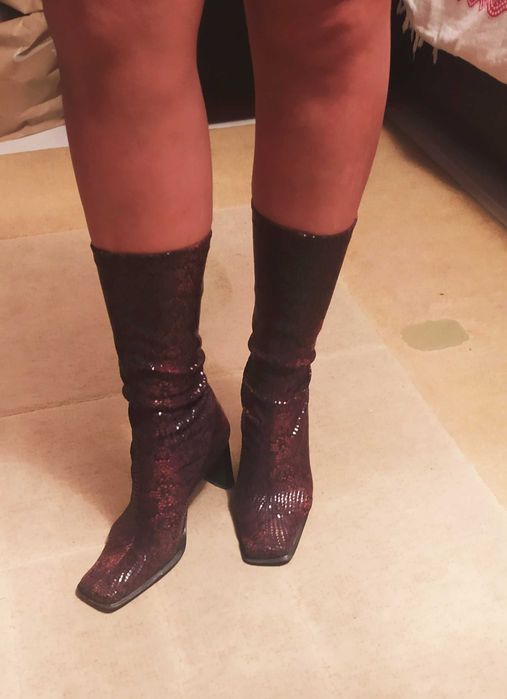 Bota tipo meia, padrão em pele cobra