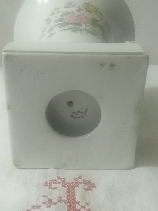 Bela jarra de altar ou outros de porcelana Vista Alegre
