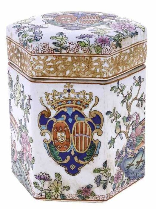 19th-Century Chinese Porcelain Box with Royal Coats of Arms