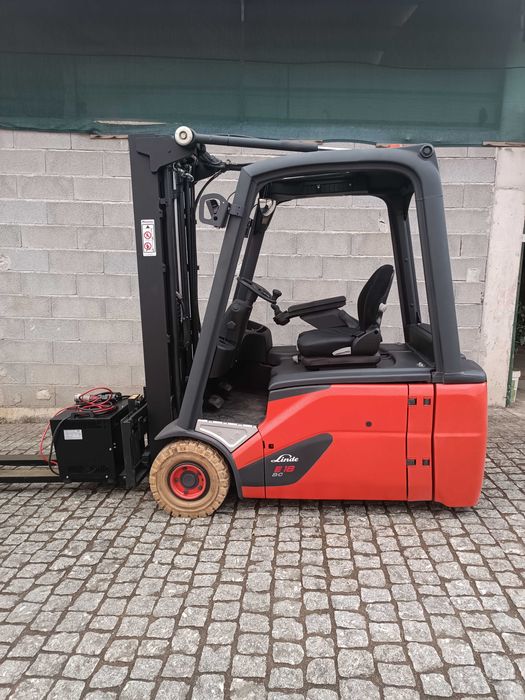 Empilhador Linde E1800kgs Triplex