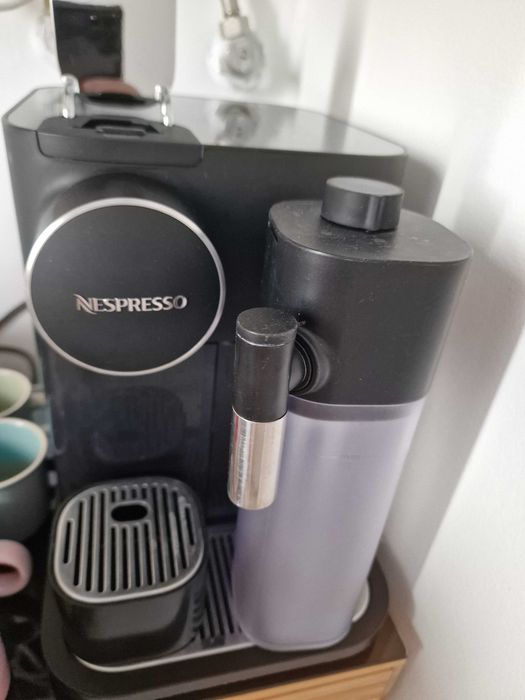 Maquina de café Nespresso Gran Lattissima Preta