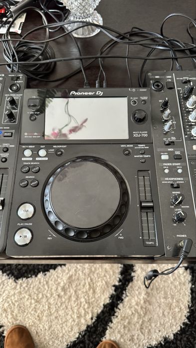 Pioneer DJM750, 3 CDJ 1000 mk3, 1 XDJ 700 Rekordbox, 2 Hk Polar 12