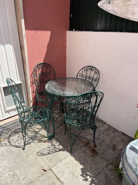 Mesa de jardim em metal galvanizado e tampo de vidro.