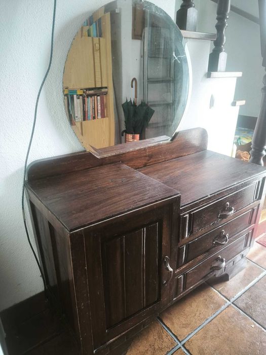 Móvel vintage com espelho para restauro