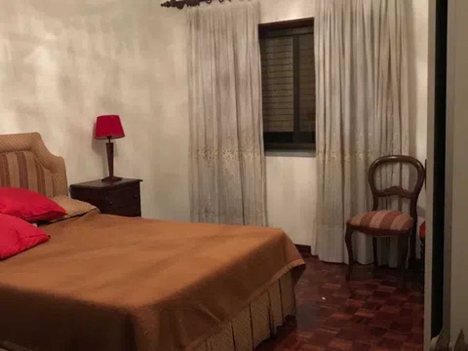 Quarto para 2 numa Vivenda cor de Rosa com varanda e com jardim