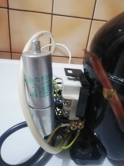 Oryginalny kompresor-sprężarka lodówki Amica FK218.3XAA