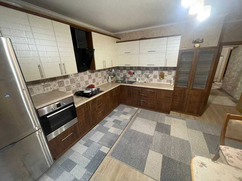 Продам великогабаритну трикімнатну квартиру. Центр. Закритий двір .