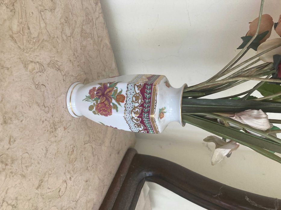 artigos decorativos jarro almofada estatua e porta retratos madeira