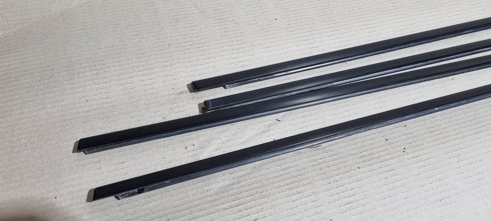 Listwa szyby listwy zgarniające czarna bmw 5 e61  komplet Shadow line