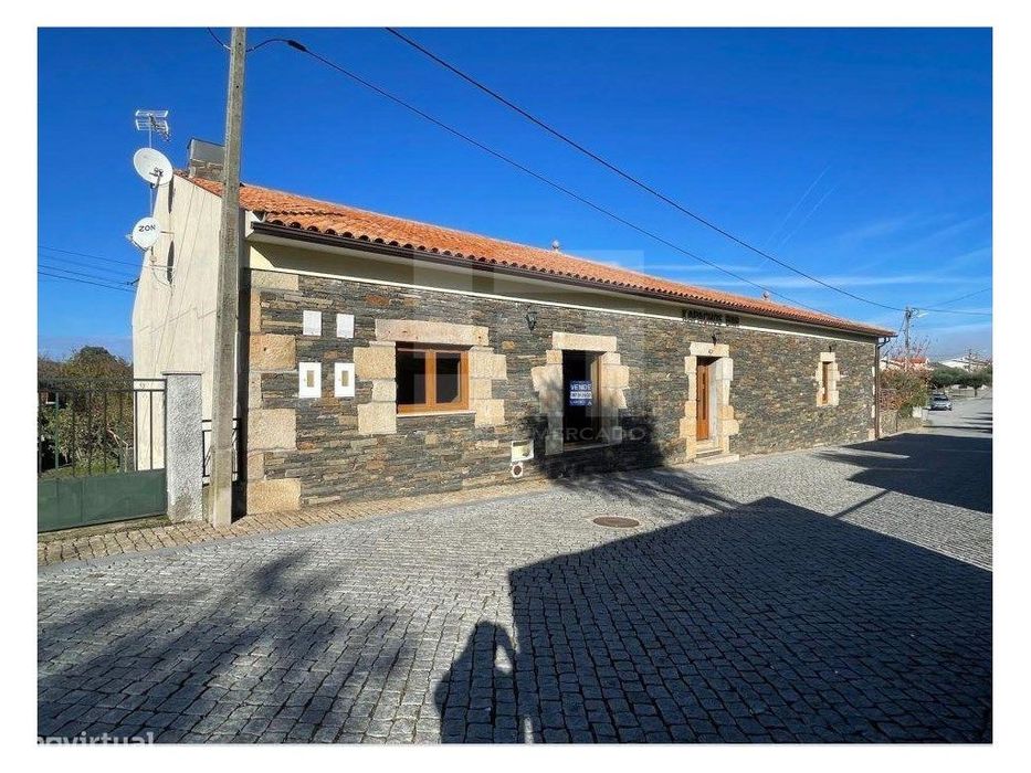 Prédio urbano correspondente a um edifício com 2 pisos destinados a...