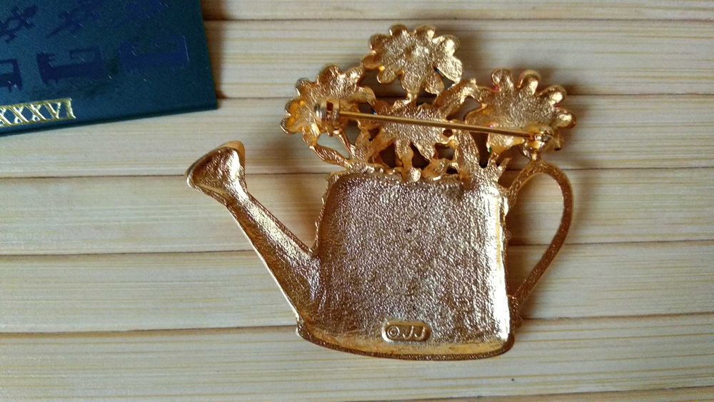 Брошь JJ лейка с цветами на подарок