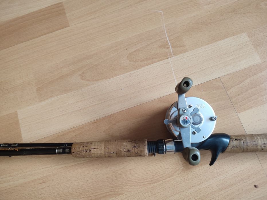 Wędka castingowa albo pod centerpin, z multikiem