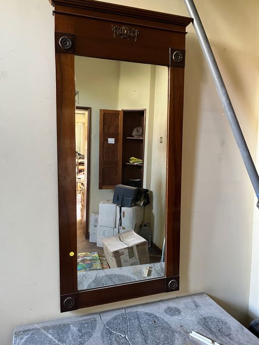 Aparador antigo com espelho alto, estilo Império.