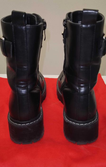 Bota preta com tachas