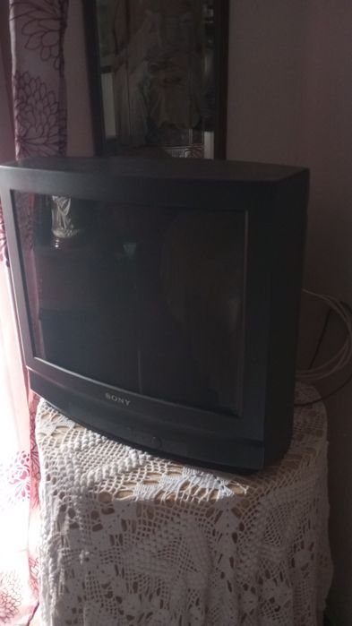 TV antiga a funcionar
