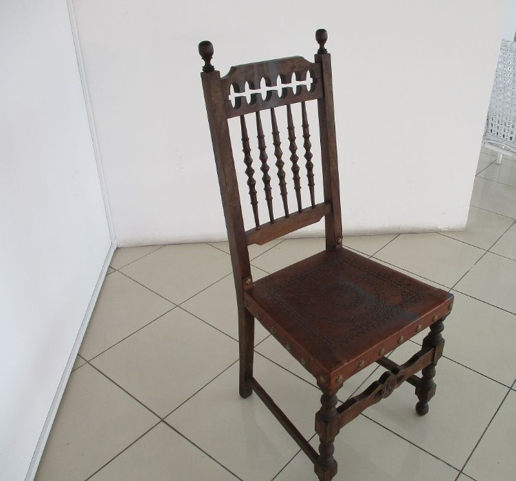 4-Cadeiras antigas+Moldura para espelho.